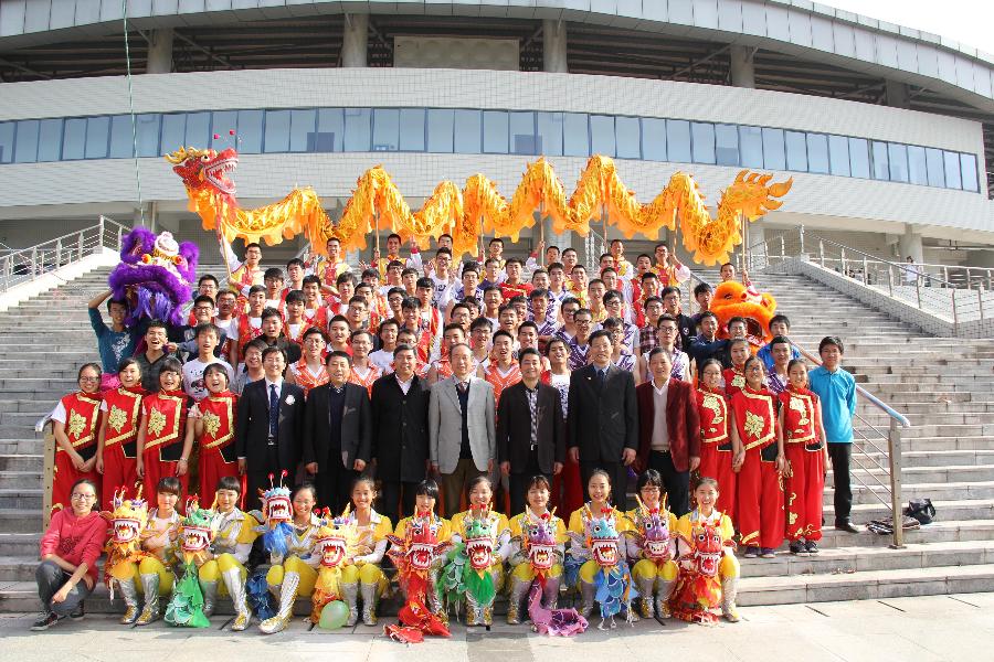 老员工龙狮团开幕式表演后合影